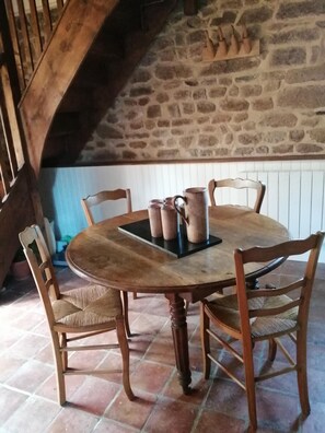Dining - Holiday Home in Ceauce Near Mont Saint Michel (Ceauce)