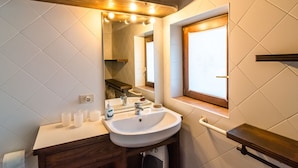 Shower - Authentic Rural House, 200 mt Form the Parking (Mergozzo)