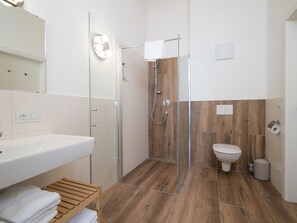 Apartment | Badezimmer | Dusche, Handtücher