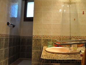 Shower, towels - Apartment in a Villa With Shared Pool in La Ciotat, 5 min From the Beach! (La Ciotat)