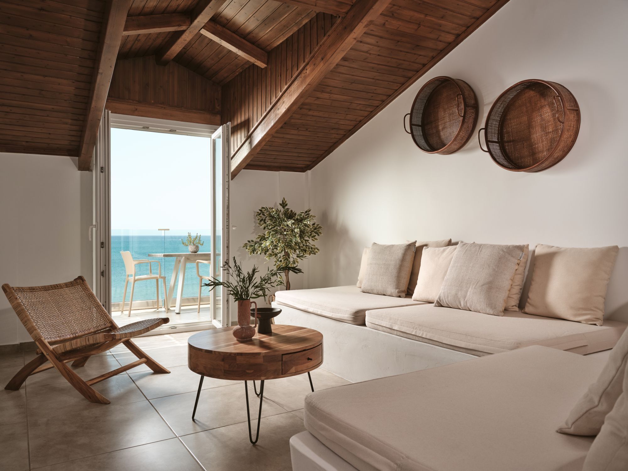 Apartment, Sea View | Living area | 32-inch flat-screen TV with cable channels, TV, Netflix