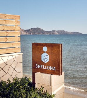 On the beach, sun loungers, beach umbrellas - Shellona Rooms & Apartments (Zakynthos)