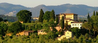 Cozy Farmhouse with Swimming Pool in Le Tolfe near Florence
