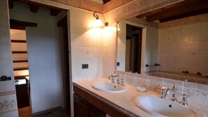Bathtub, towels - Beautiful Villa With Private Swimming Pool, Garden and Panoramic View 10-5 (Gemmano)