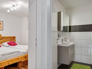 Bathtub, towels - Modern Holiday Home in Goldegg Near Ski Area (Goldegg)