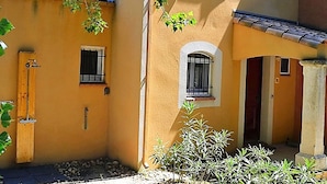Exterior - Provencal Parkside Haven (Arles)