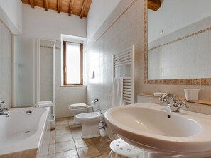 House | Bathroom - 360 Degree View of the Tuscan (Buonconvento)