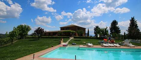 Casa | Piscina | Una piscina al aire libre