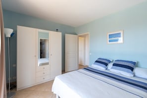 3 bedrooms, individually furnished, iron/ironing board, bed sheets - Spacious Villa With Pool (Sant' Andrea-d'Orcino)