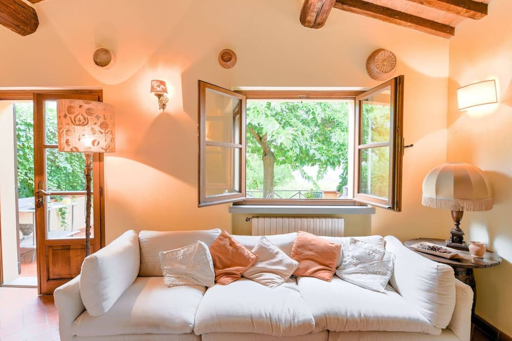 Scenic Stay in Restored Retreat - Ronti