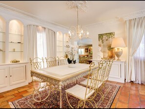 Dining - Lavish Villa in Mouans-sartoux With Sauna (Mouans-Sartoux)