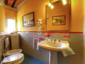 Bathroom - Agritourismo Amidst the Chianti Classico Vineyards (Castelnuovo Berardenga)