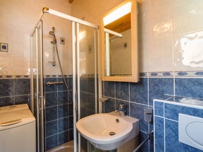 Apartment | Bathroom | Shower - Apartment in Le Barcarès With Swimming Pool, Balcony, Garden (Le Barcares)