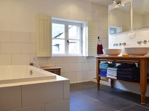 Bathtub - Sophisticated Holiday Home in Maltat With Garden (Maltat)