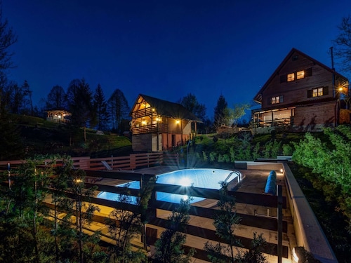 Adorable Home With Pool & Hot Tub Surrounded by Beautiful Nature