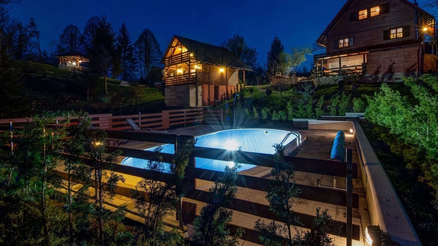Adorable Home With Pool & Hot Tub Surrounded by Beautiful Nature