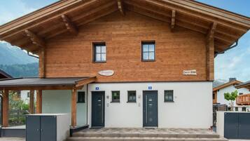 Slonemountain Lodge features a two-story facade with a reception area and individual rooms.