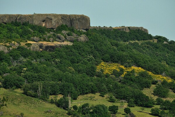 A natural landscape with a prominent rock formation and dense greenery. - Relaxing Retreat in Saint-pons (Saint-Pons)