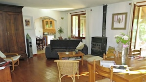 House | Living room | DVD player - Cosy Holiday Home in Parisot With Swimming Pool (Parisot)