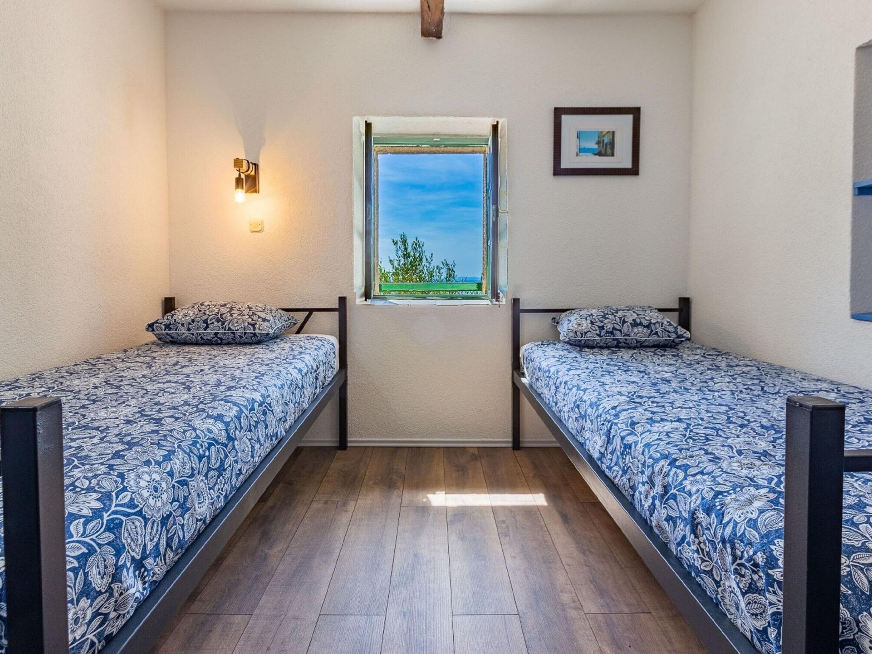 House | 1 bedroom, individually furnished, bed sheets