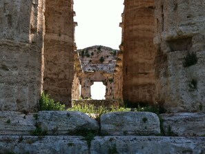 An ancient stone archway with a flat top, surrounded by stone walls and vegetation. - Belvilla by OYO Casa Rosada (Pompei)