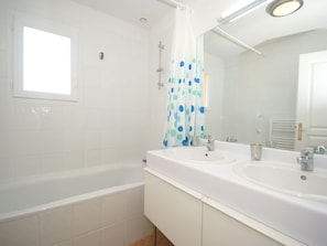 Bathroom - Stylish Villa With Heated Swimming Pool Close to the Lovely L'isle-sur-la-sorgue (Saumane-de-Vaucluse)
