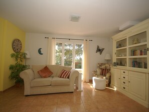 Living room - Stylish Villa With Heated Swimming Pool Close to the Lovely L'isle-sur-la-sorgue (Saumane-de-Vaucluse)