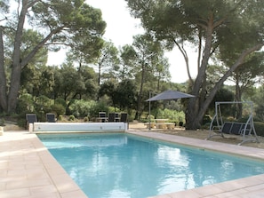 Outdoor pool - Stylish Villa With Heated Swimming Pool Close to the Lovely L'isle-sur-la-sorgue (Saumane-de-Vaucluse)