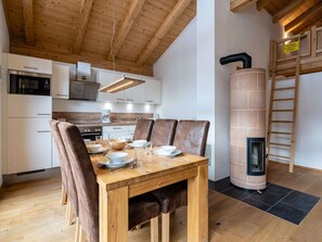 Chalet | Private kitchen | Highchair - Quaint Chalet in Wald im Pinzgau with Garden near Ski Slopes (Neukirchen am Grossvenediger)