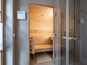 Chalet | Bathroom - Quaint Chalet in Wald im Pinzgau with Garden near Ski Slopes (Neukirchen am Grossvenediger)