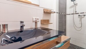 Bathroom - Spacious Apartment in Saalfelden With Terrace (Saalfelden am Steinernen Meer)