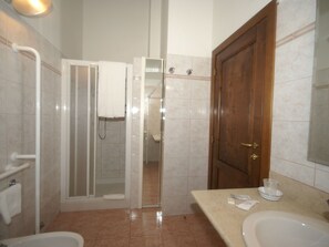 House | Bathroom | Shower, towels