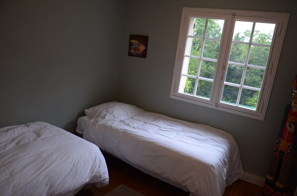 House | 8 bedrooms, individually furnished, bed sheets