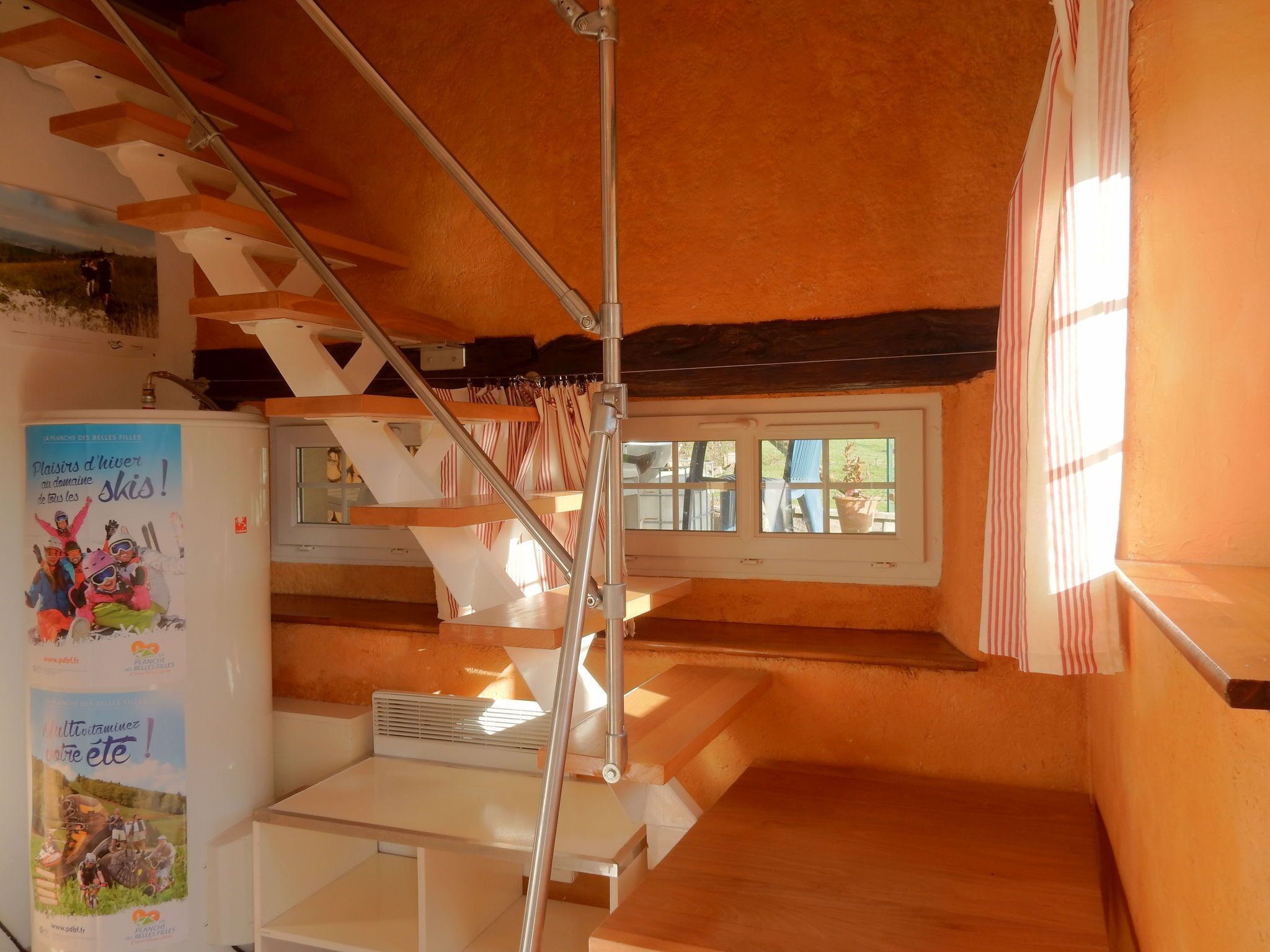 1 kamar tidur dan dilengkapi dengan perabotan berbeda-beda