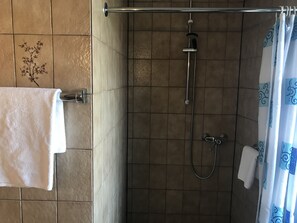 Phòng đôi hoặc 2 giường đơn | Phòng tắm | Buồng tắm vòi sen, đồ dùng nhà tắm miễn phí, máy sấy tóc, khăn tắm 