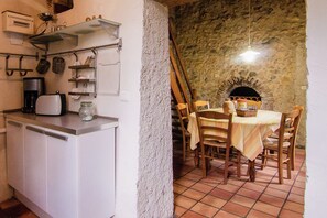 House | Private kitchen | Fridge, oven, highchair - Holiday Home in Bourgnac With Private Pool (Bourgnac)