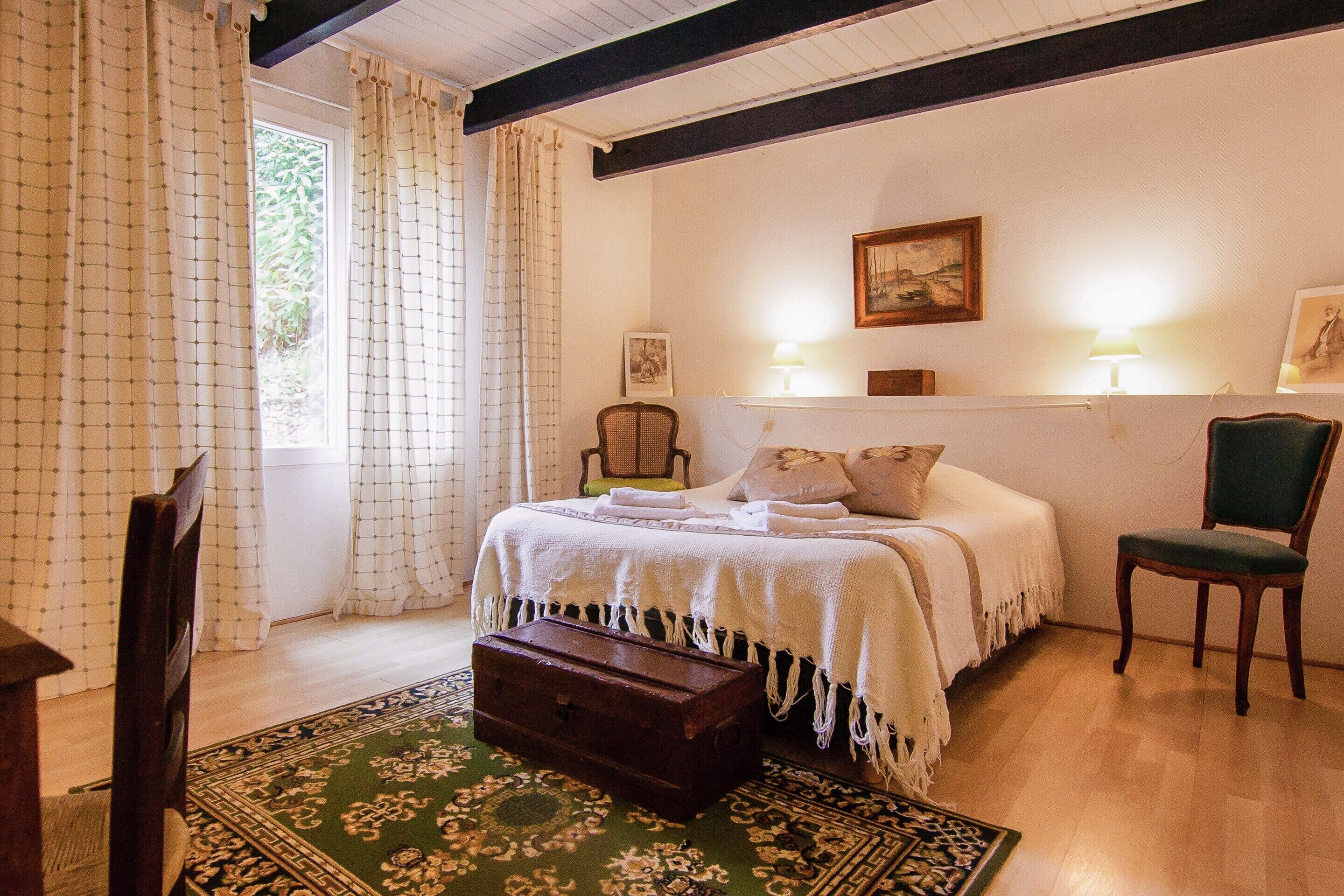 6 bedrooms, individually furnished, bed sheets