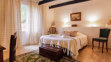 6 bedrooms, individually furnished, bed sheets