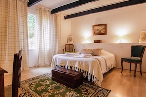 House | 6 bedrooms, individually furnished, bed sheets - Holiday Home in Bourgnac With Private Pool (Bourgnac)