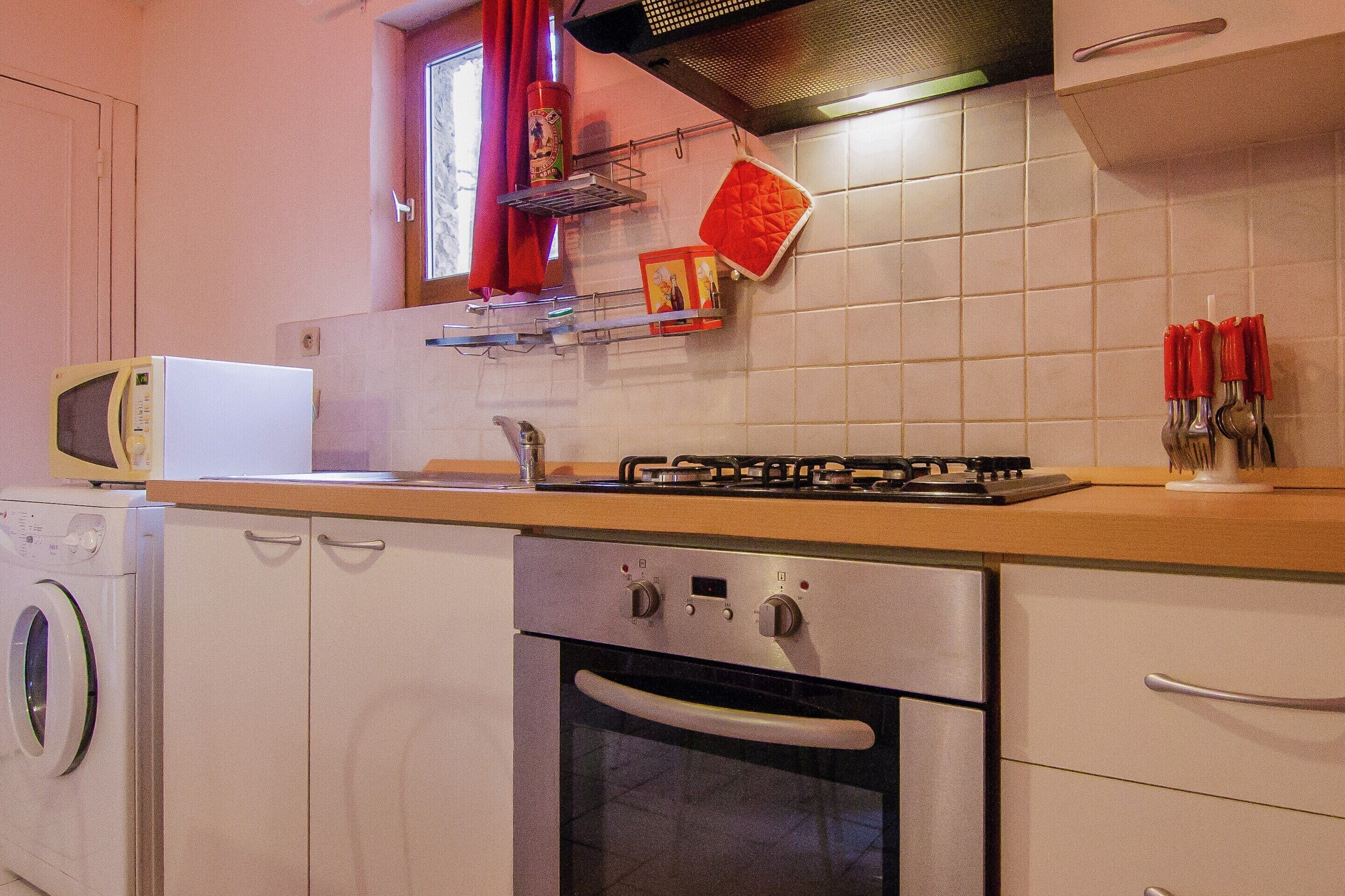 Rumah | Dapur pribadi | Lemari es, oven, dan kursi makan untuk bayi