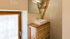 Ferienhaus | Badezimmer | Dusche, Handtücher