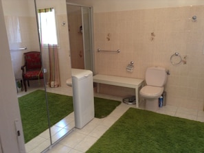 Villa | Bathroom | Bathtub - Airconditioned, Spacious Villa in Garéoult With a Private Pool (Gareoult)