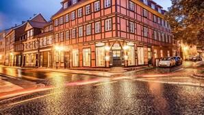 Front of property - evening/night - Luxuslodge Wernigerode (Wernigerode)