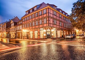 Front of property - evening/night - Luxuslodge Wernigerode (Wernigerode)