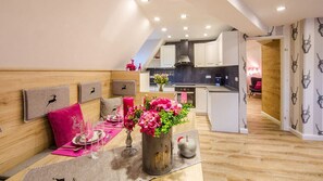 Family Apartment (Royal Lodge) | Living area | Flat-screen TV - Luxuslodge Wernigerode (Wernigerode)