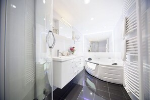 Apartment (Vital Lodge) | Bathroom | Hydromassage showerhead, hair dryer, towels, soap - Luxuslodge Wernigerode (Wernigerode)