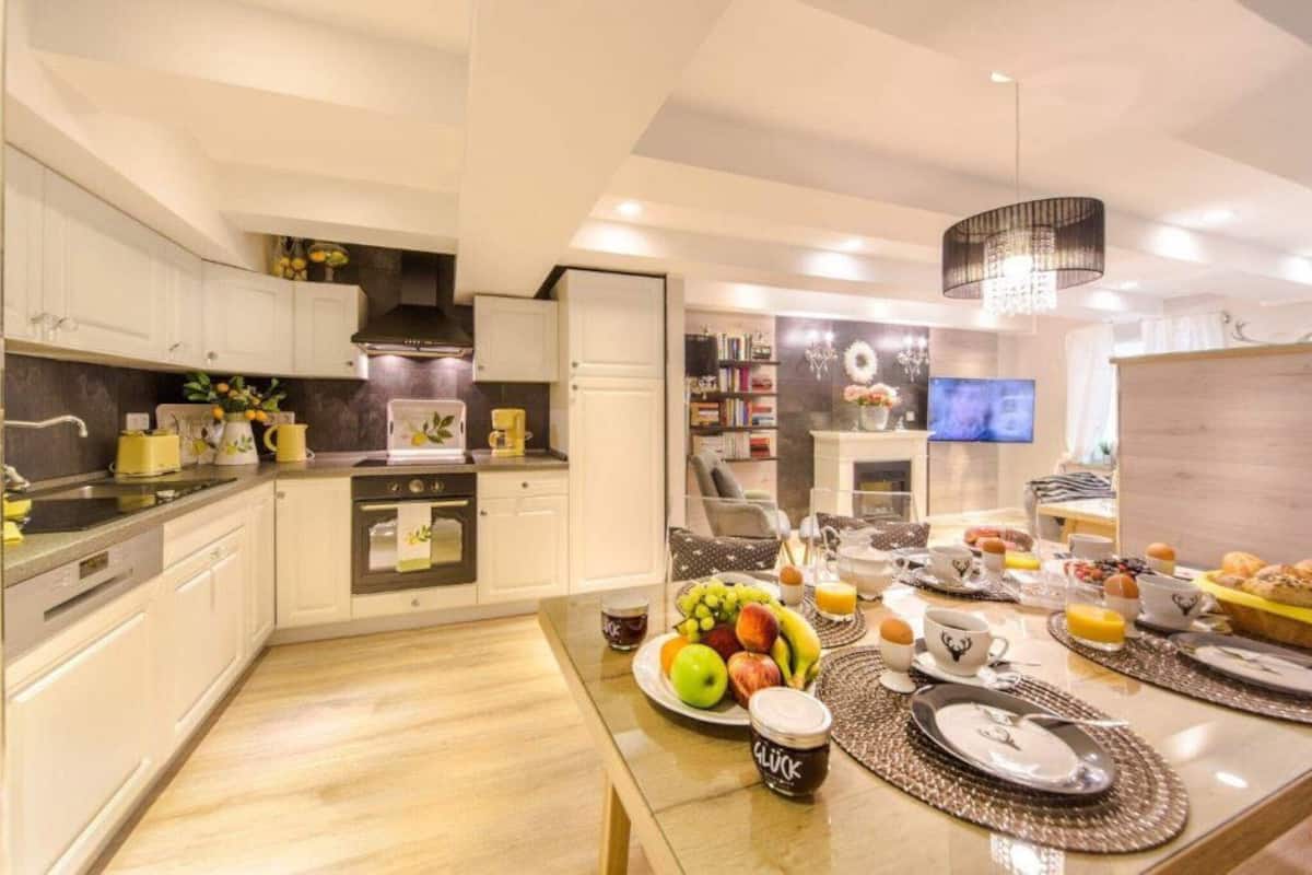 Family Apartment (Deluxe Lodge) | Private kitchen | Fridge, microwave, oven, stovetop