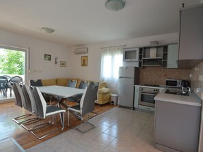 Villa | Private kitchen | Cookware/dishes/utensils