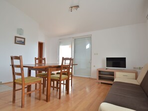 Villa | Dining - Capacious Holiday Home in Maslenica (Jasenice)