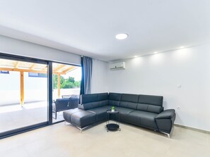 House | Living area - Holiday Home With Private Pool and spa (Bibinje)
